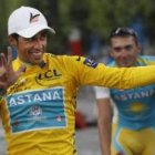 Alberto Contador se fotografía con su móvil en la última etapa del Tour de Francia.