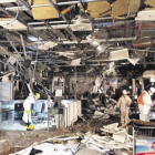 Aspecto del interior de la terminal de salida del aeropuerto de Zaventem tras los ataques terroristas, difundidas por el diario belga Het Nieuwsblad.