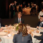 Felipe VI cenó con Aragonés, la alcaldesa de Barcelona Ada Colau, y Sánchez, en la cena inaugural del Mobile World Congress. FRANCISCO GÓMEZ