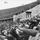 La multitud saluda a Hitler, en el Estadio Olímpico de Berlín, durante los JJOO de 1936.