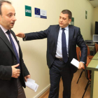 José Luis Torres y Carlos López Riesco ayer en el aula de exámenes del centro asociado de la Uned en Ponferrada.