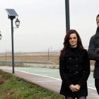 Noelia López, Rubén Melendre y su luminaria pública que se abastece de energía eólica y solar.
