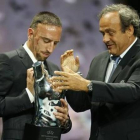 El presidente de la UEFA, Michel Platini, entrega el trofeo de mejor jugador de Europa a Ribéry.