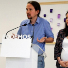 Pablo Iglesias e Irene Montero, al anunciar que consultarían a las bases de Podemos si debían dimitir.