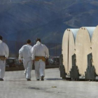 Tres trabajadores de LM, en la factoría de Ponferrada.