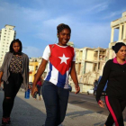 Mujeres cubanas caminan por las calles de la Habana, donde el día a día es difícil por las condiciones económicas de la isla caribeña.