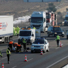 Guardia Civil y servicios de emergencia cubren el cuerpo de uno de los fallecidos. R. GARCÍA