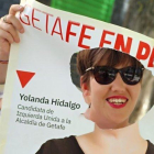 La candidata de IU a la Alcaldía de Getafe, Yolanda Hidalgo, hace un photocall con un cartel del que habían recortado su cara.