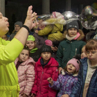 Un miembro de emergencias entretiene a los niños con pompas de jabón en Kharkiv en un bombardeo. SERGIY KOZLOV