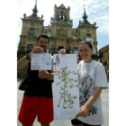 Dos peregrinos muestran sus credenciales en Astorga