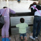 Tres personas se asoman a la pasarela del parque de la Era