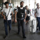 Policías turcos patrullan en el aeropuerto Atatürk de Estambul, ayer.