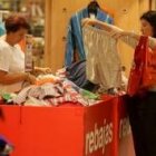 Dos mujeres buscando los mejores descuentos en moda el primer día de rebajas