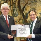El rector, José Ángel Hermida, entregando el premio al escritor Ricardo Bellveser.