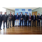 El presidente de Cecale, Santiago Aparicio, en el centro, junto a los galardonados. RAÚL SANCHIDRIÁN