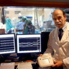 El doctor Jerónimo Rubio muestra un dispositivo de televigilancia.