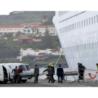 Los cadáveres de los cinco marineros fallecidos en el accidente son sacados del crucero ‘Thomson Majesty’.