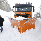 La nieve se bate en retirada pero aún se deja notar en las carreteras