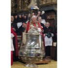 El Papa observa el popular Botafumeiro en la Catedral.