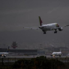 Un avión de pasajeros aterriza en la terminal 1 del aeropuerto de Barcelona-El Prat.