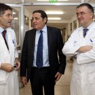 El gerente del Clínico, Sáez y el doctor Bermejo, ayer.