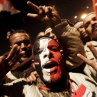 Miles de personas celebran en El Cairo la renuncia de Mubarak a la presidencia de Egipto.