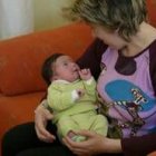 La pequeña Irene Martínez Diez, en manos de su madre