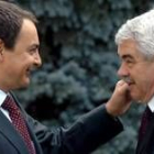 El presidente Rodríguez Zapatero saluda a Pasqual Maragall, a la llegada de éste ayer a La Moncloa