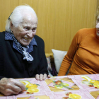 Aúrea Álvarez, con su nieta Rosa, en su casa de La Majúa (San Emiliano).