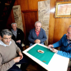 Vecinos en el bar Ubiña, en San Emiliano.