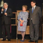 El padre Joaquín Barrero y Mimi Jiménez junto con el padre Póo, director del colegio.