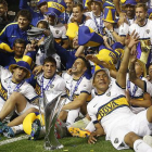 Los jugadores del Boca Juniors celebran la conquista del campeonato argentino tras ganar al Tigre en la penúltima jornada.