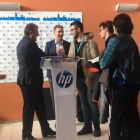 El alcalde de León entrega un premio en presencia del director general de HP.