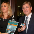 Pilar del Olmo entrega a José Manuel Fernández Santiago el proyecto de presupuestos del 2010 .