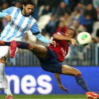 El delantero de Osasuna, Manuel Onwu, cae ante el jugador del Málaga, Sergio Sánchez.