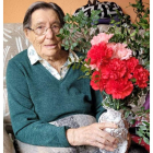 Gaudelina, en su casa con un ramo de flores. FOTO CEDIDA POR LA FAMILIA