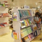 Una madre observa los libros de texto de tercero de la ESO, en un centro comercial de la capital