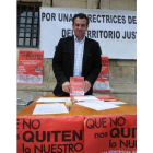 Nicanor Sen en la mesa de firmas en la plaza Mayor.