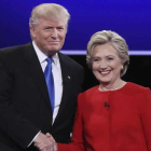 El saludo entre ambos candidatos en el debate. JUSTIN LANE