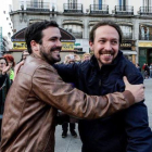 Pablo Iglesias y Alberto Garzón, en la Puerta del Sol, donde anunciaron el acuerdo de coalición entre Podemos e IU el 9 de mayo de 2016.