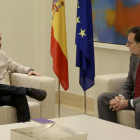 El secretario general de Podemos, Iglesias, durante su encuentro con Rajoy.
