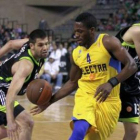 Jeremy Pargo, en el centro, controla el balón frente a Sergio Rodríguez y Felipe Reyes.