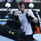 Andy Murray abandona la pista tras la derrota.