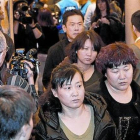 familiares de pasajeros acuden en Pekín a una reunión para ser informados de la búsqueda.