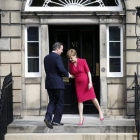 El primer ministro británico David Cameron y la líder del SNP Nicola Sturgeon se reúnen por primera vez desde las elecciones generales en el Reino Unido.