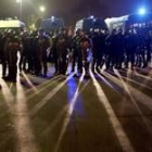 Los antidisturbios protegen la sede de la Asamblea Nacional