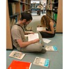 La biblioteca es uno de los servicios de ayuda.