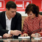 Pedro Sánchez y Carmen Calvo en la sede de Ferraz. F. ALVARADO