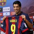 Luis Suárez posa con la camiseta del Barça.