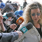 Diana Lopez-Pinel, la madre de Diana Quer , a su llegada al juzgado de Ribeira en abril